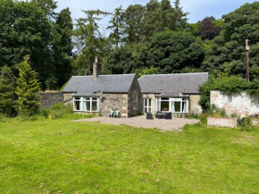 Peaceful woodland cottage with fireplace